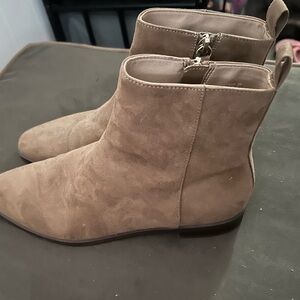 H&M Chestnut Suede Ankle Chelsea Boots Women’s Size 7 Like New